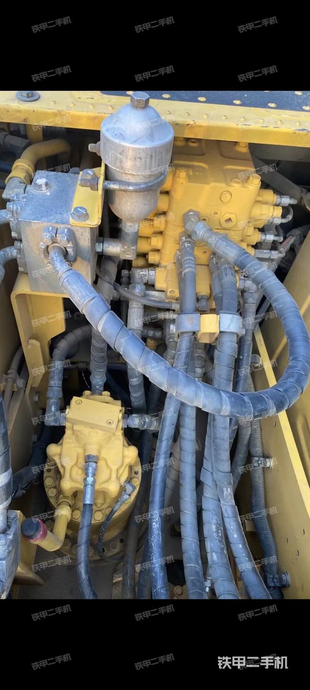 回轉(zhuǎn)馬達(dá)和主控閥（整機(jī)外觀）