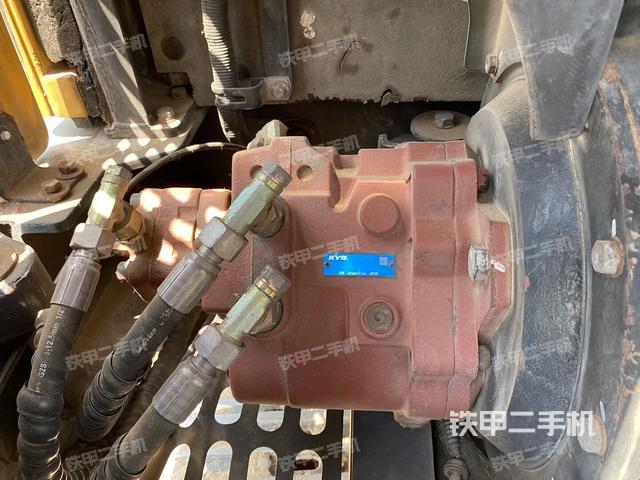 液压泵舱室正面整体（整机外观）