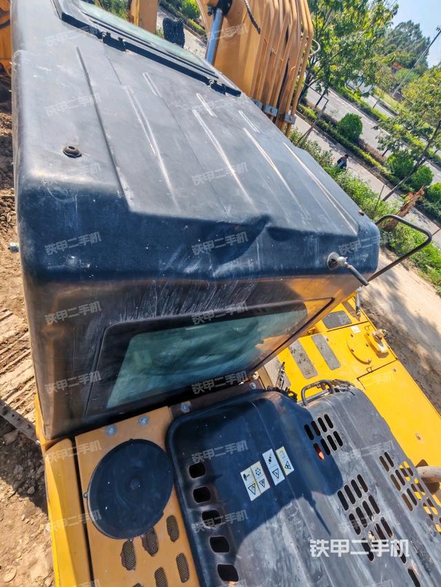 駕駛室頂部（整機外觀）