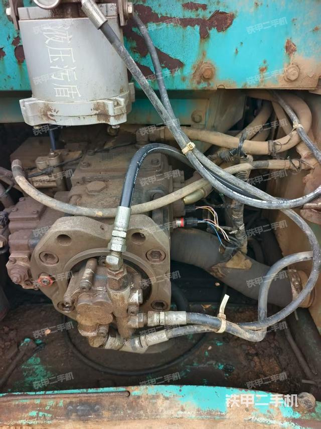 液压泵舱室正面整体（整机外观）