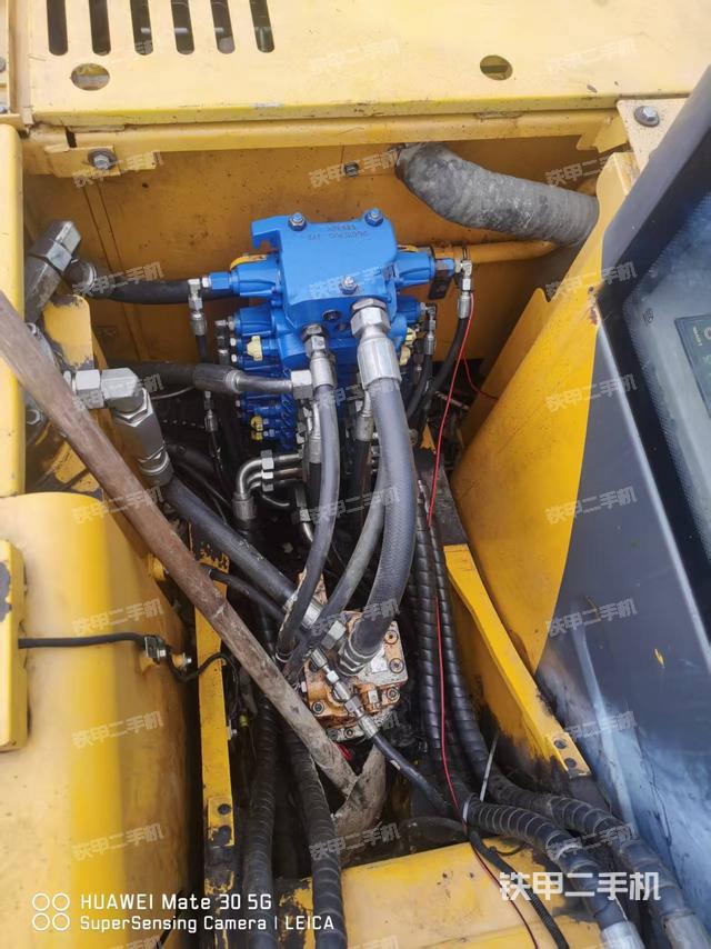 回转马达和主控阀（整机外观）