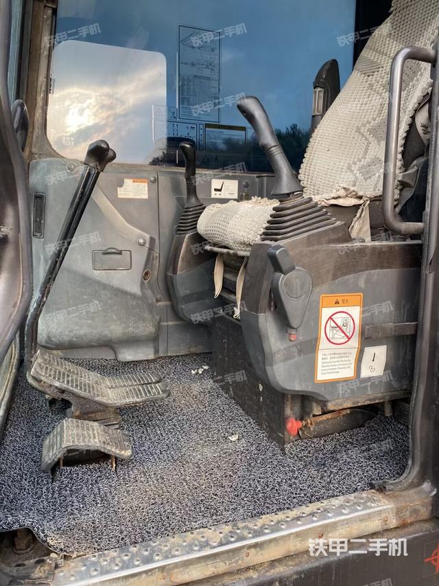 駕駛室整體（整機外觀）