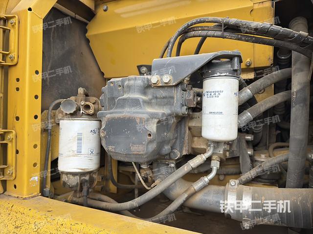 液压泵舱室正面整体（整机外观）