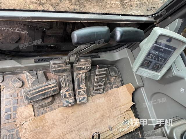 行走控制手柄和踏板 俯拍（驾驶室部分）