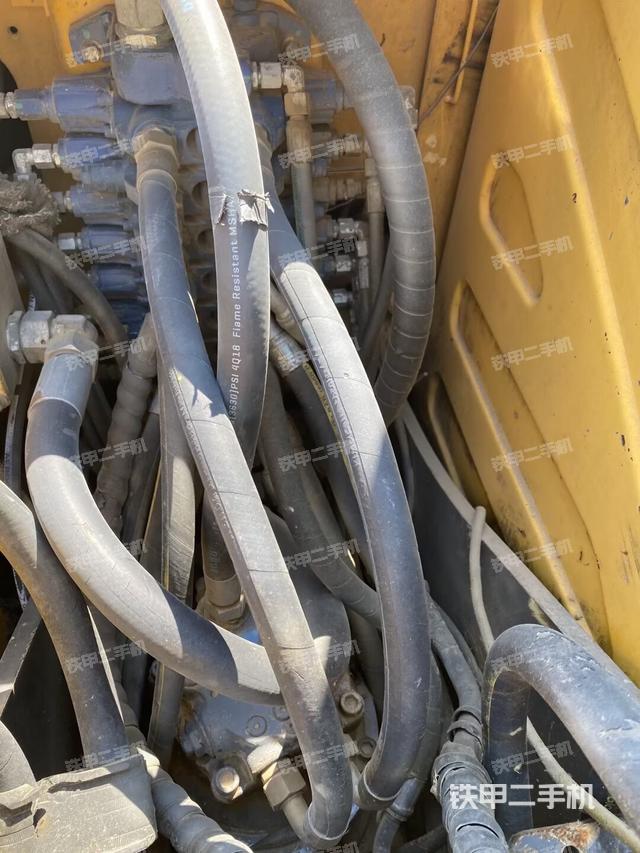 回转马达和主控阀（整机外观）