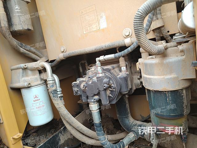 液壓泵艙室正面整體（整機外觀）