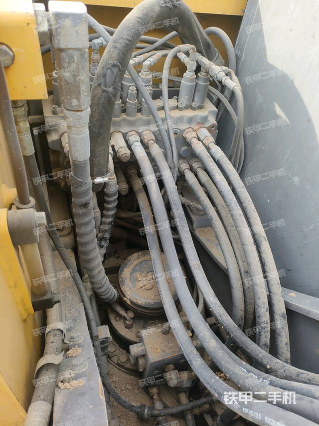 回转马达和主控阀（整机外观）