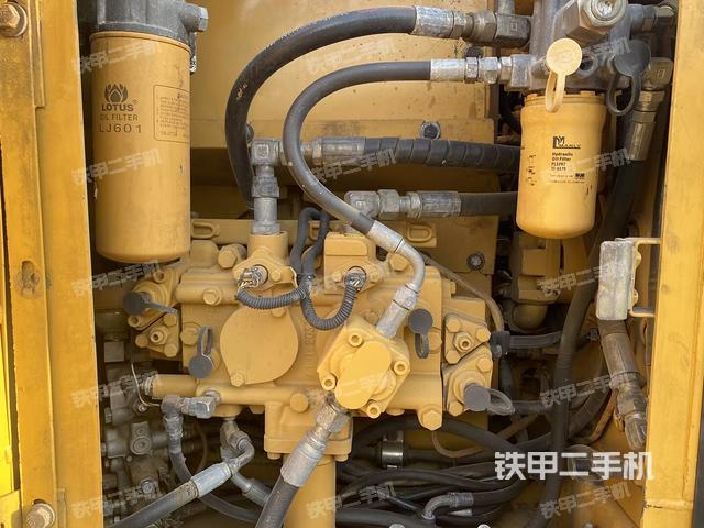 液壓泵艙室正面整體（整機外觀）