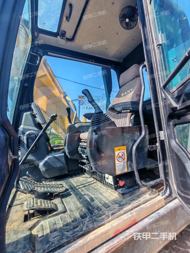 駕駛室整體（整機外觀）