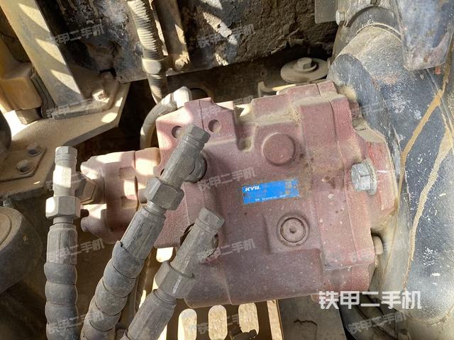 液压泵舱室正面整体（整机外观）