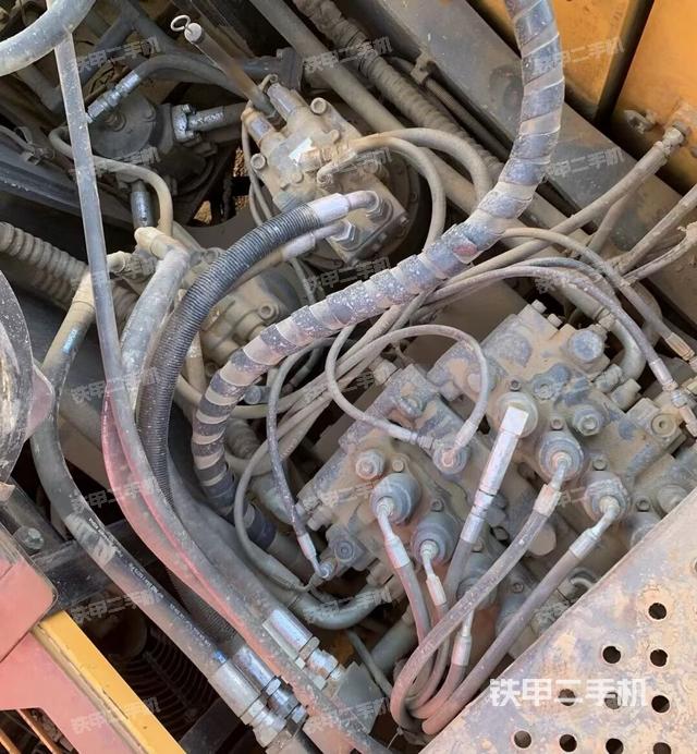 回轉(zhuǎn)馬達(dá)和主控閥（整機(jī)外觀）