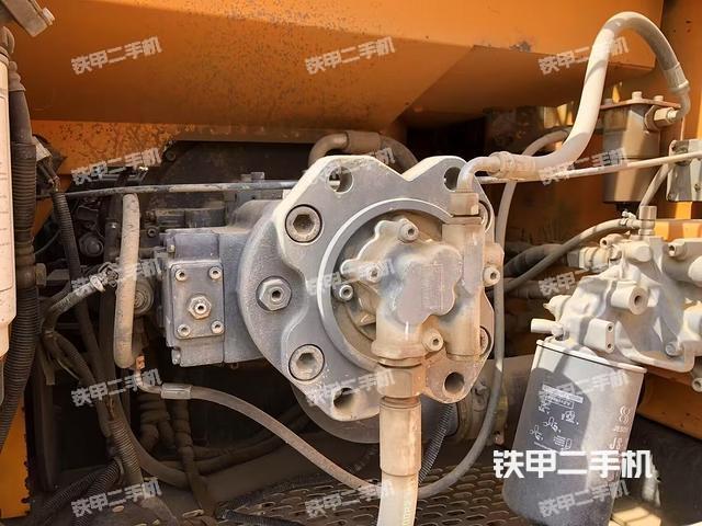 液壓泵艙室正面整體（整機外觀）