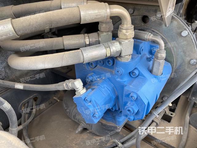 液壓泵艙室正面整體（整機外觀）