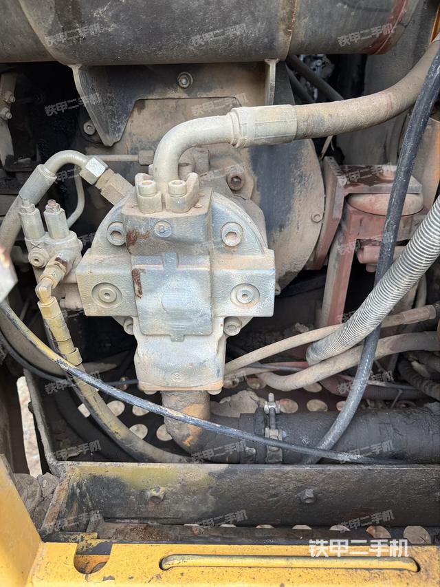 液压泵舱室正面整体（整机外观）