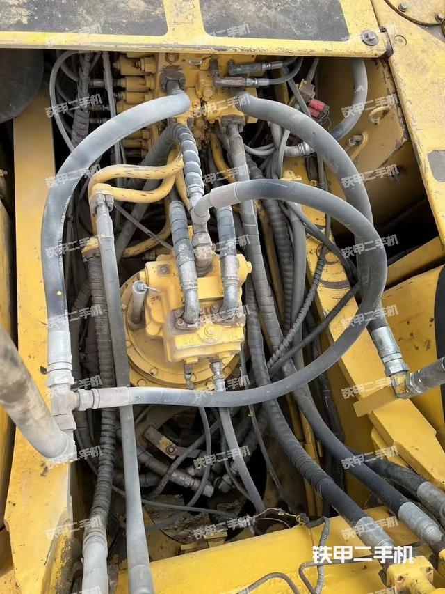 回转马达和主控阀（整机外观）