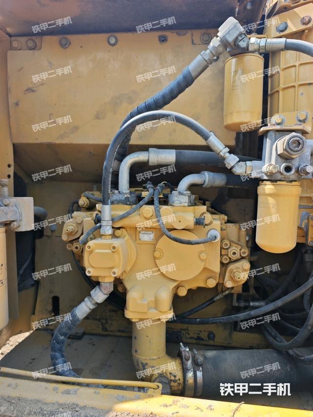 液压泵舱室正面整体（整机外观）