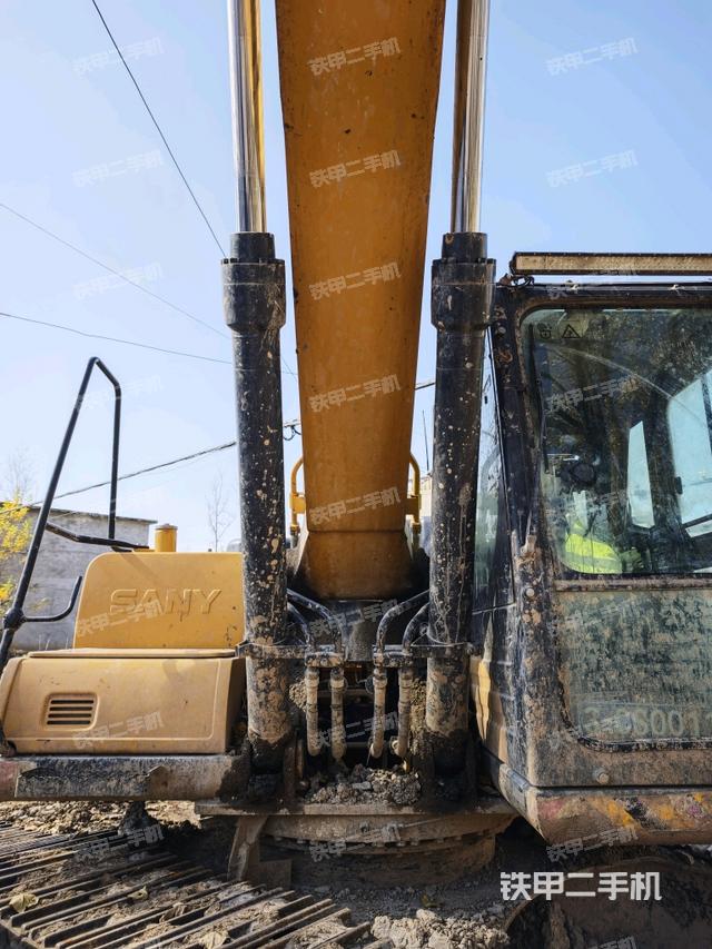 大臂油缸整体 竖拍（工作和回转装置）