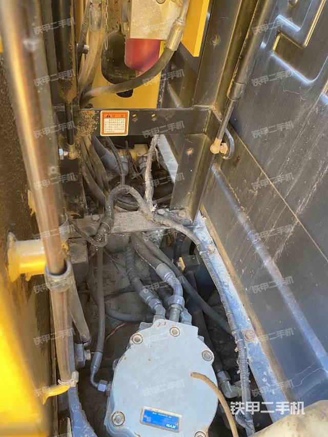 回转马达和主控阀（整机外观）