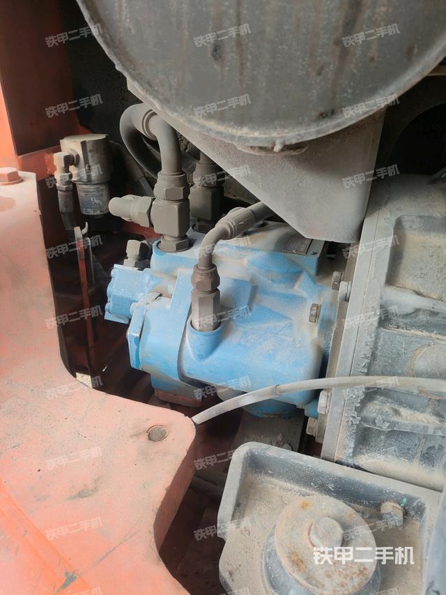 液壓泵艙室正面整體（整機外觀）