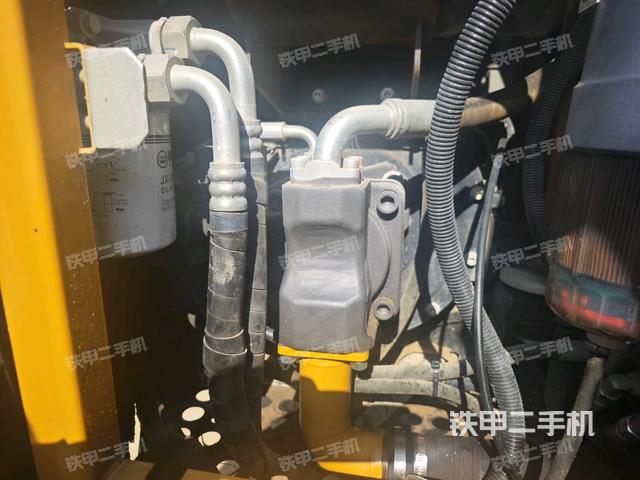 液压泵舱室正面整体（整机外观）