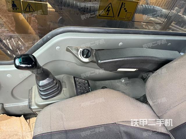 座椅右侧控制台/钥匙门/油门/含右手柄（驾驶室部分）