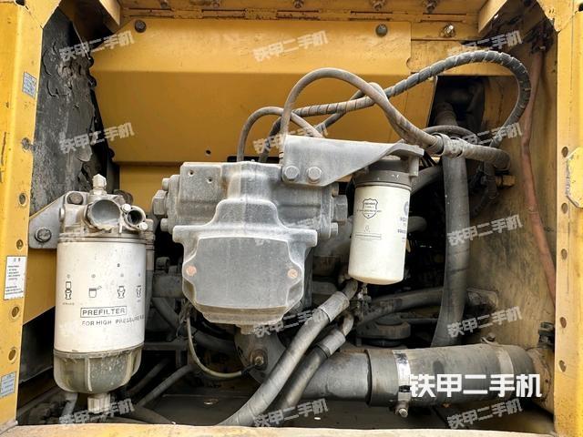 液压泵舱室正面整体（整机外观）