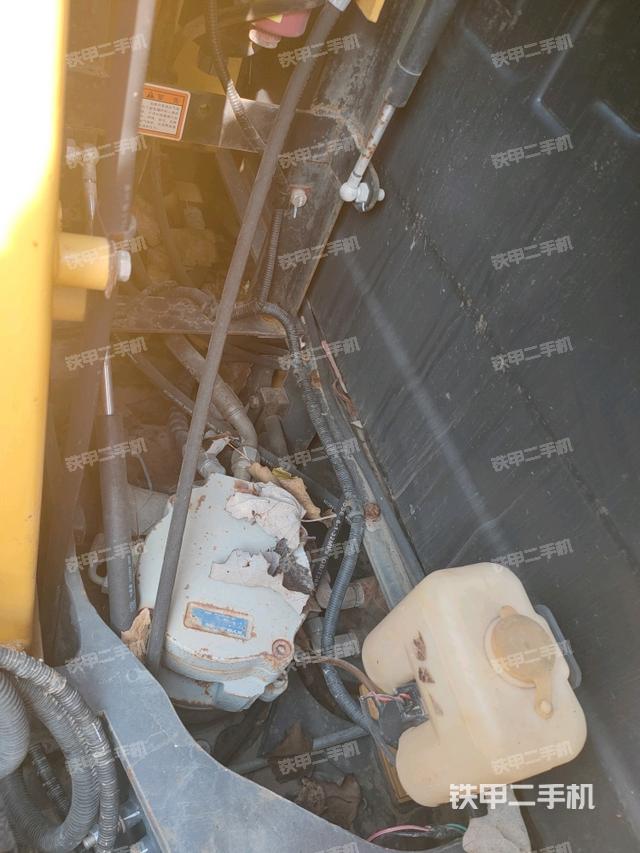 回转马达和主控阀（整机外观）