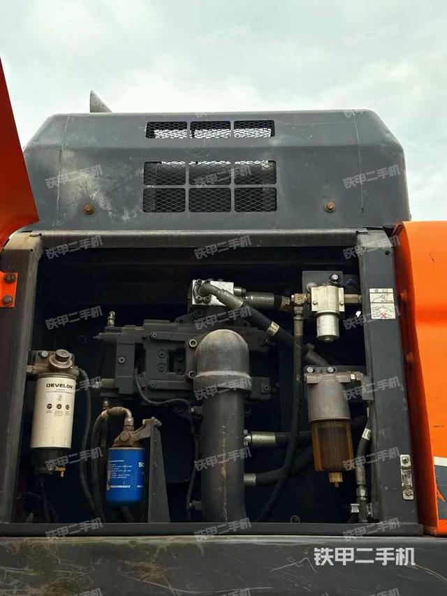 液压泵舱室正面整体（整机外观）