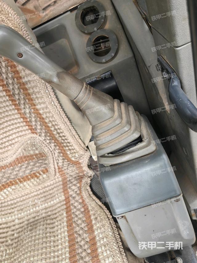 座椅右侧控制台/钥匙门/油门/含右手柄（驾驶室部分）