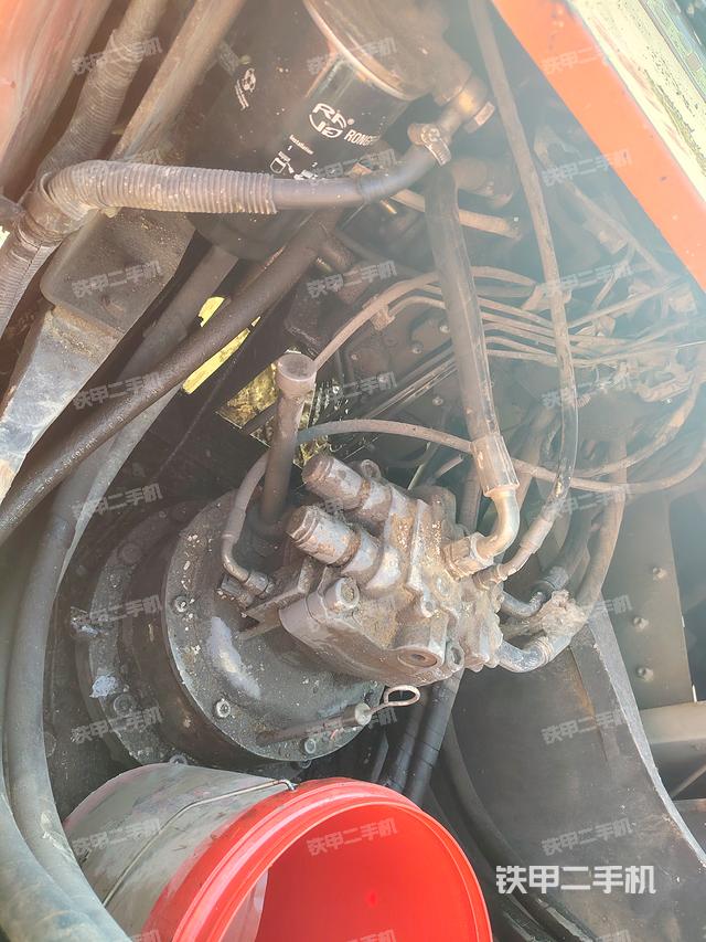 回轉(zhuǎn)馬達(dá)和主控閥（整機(jī)外觀）