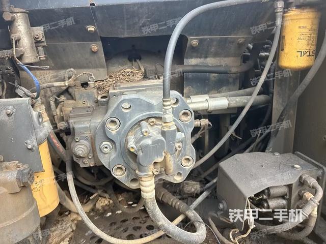 液壓泵艙室正面整體（整機(jī)外觀）