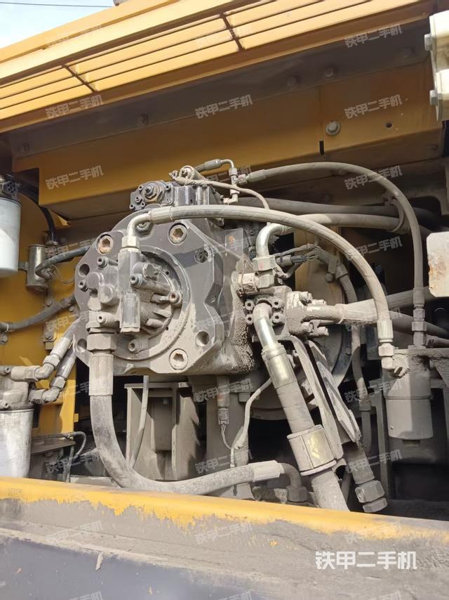 液壓泵艙室正面整體（整機外觀）