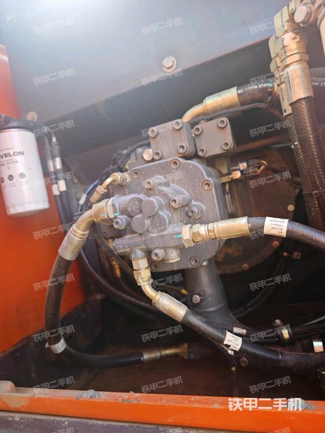 液压泵舱室正面整体（整机外观）