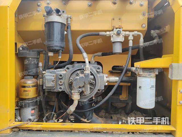 液压泵舱室正面整体（整机外观）