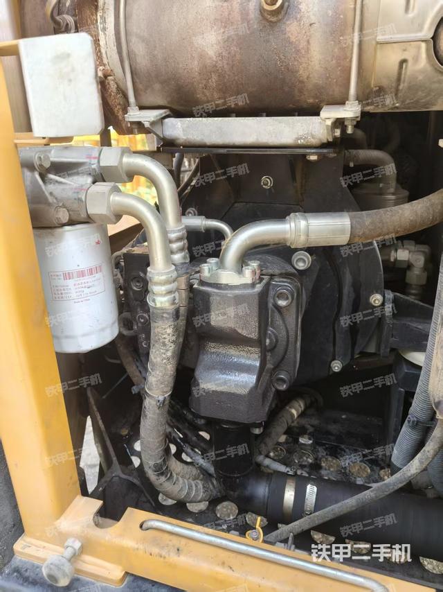 液压泵舱室正面整体（整机外观）