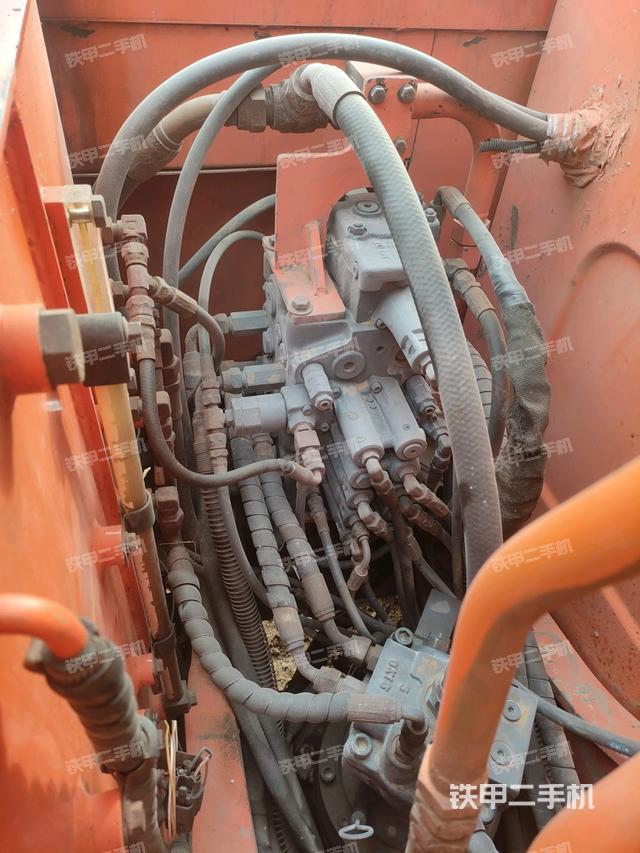 回轉(zhuǎn)馬達和主控閥（整機外觀）