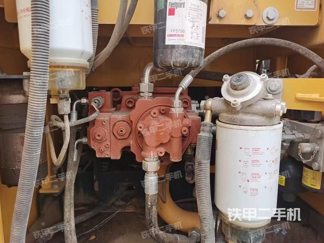 液压泵舱室正面整体（整机外观）