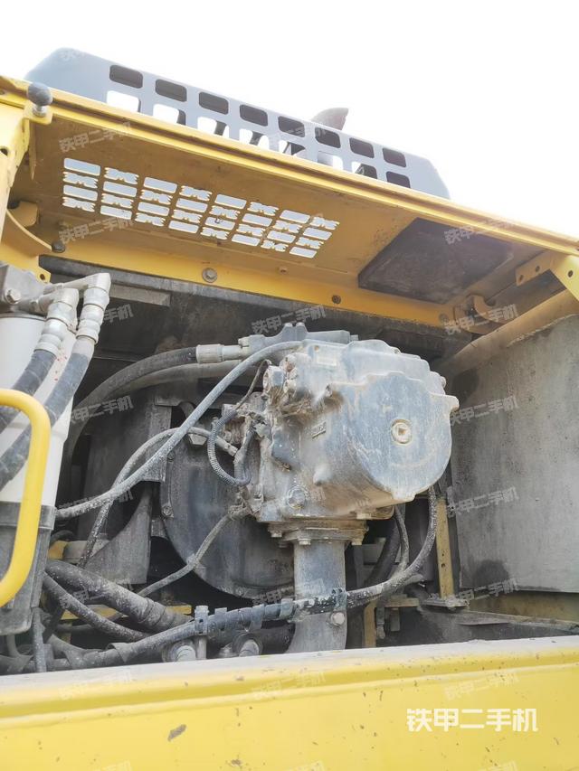 液压泵舱室正面整体（整机外观）