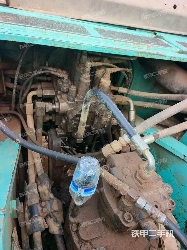 回转马达和主控阀（整机外观）