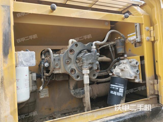 液压泵舱室正面整体（整机外观）