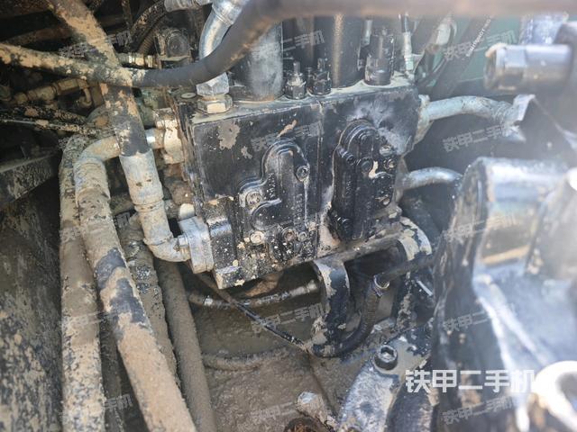 回转马达和主控阀（整机外观）