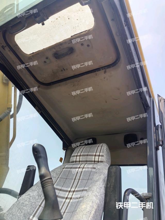 驾驶室顶部（整机外观）