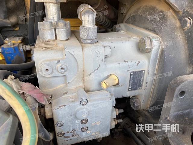 液压泵舱室正面整体（整机外观）