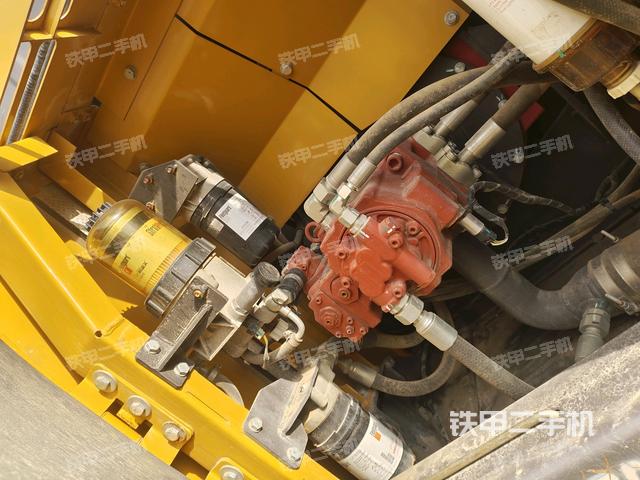 液压泵舱室正面整体（整机外观）