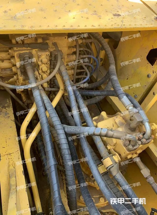 回轉(zhuǎn)馬達(dá)和主控閥（整機(jī)外觀）