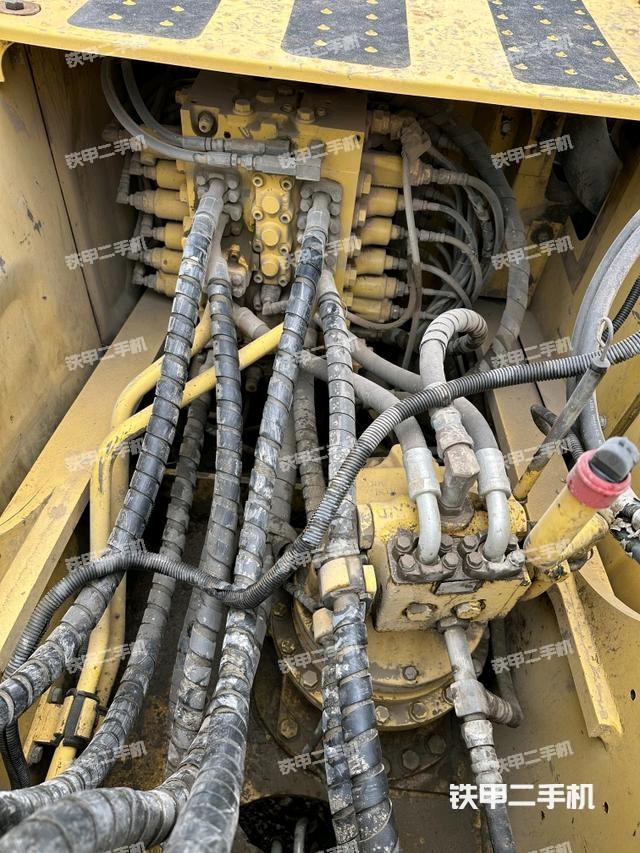 回转马达和主控阀（整机外观）