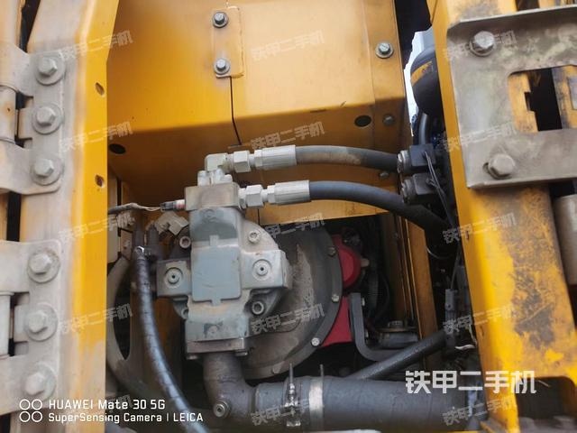 液压泵舱室正面整体（整机外观）