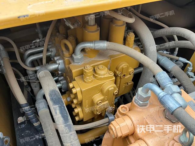 回轉(zhuǎn)馬達(dá)和主控閥（整機(jī)外觀）