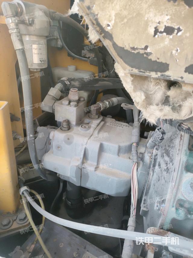 液压泵舱室正面整体（整机外观）