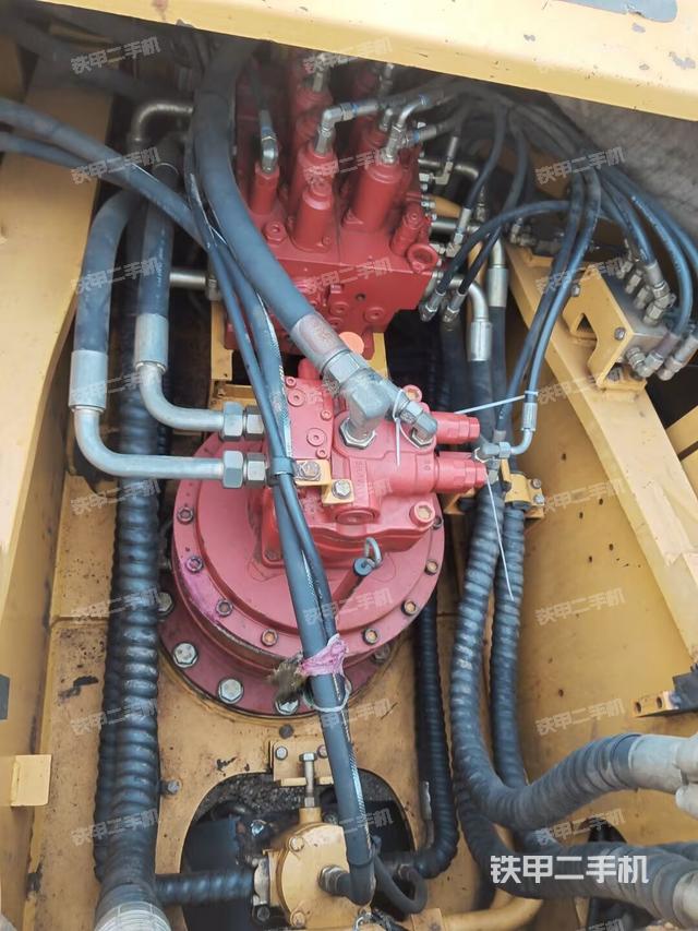 回转马达和主控阀（整机外观）